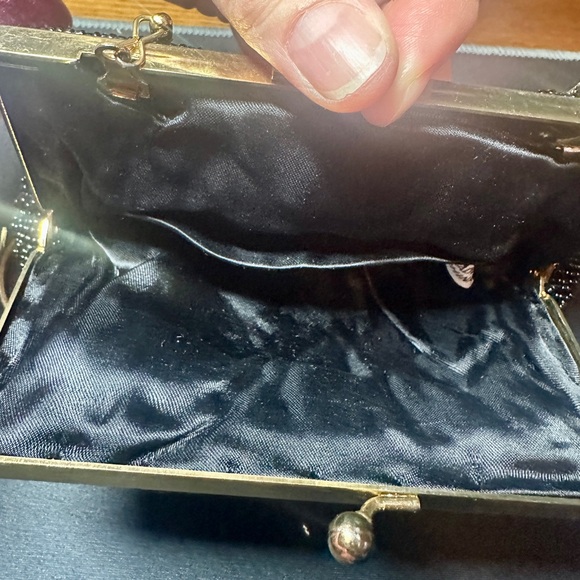 VTG Blk Beaded Clamshell Clutch Evening Bag Gold Metal Chain Scalloped Art Deco - Picture 3 of 4